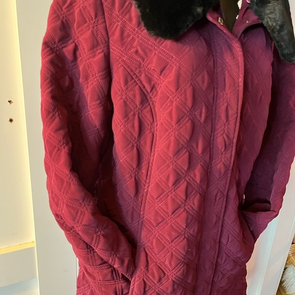 Women's Burgundy Quilted Ski Jacket with Faux Fur Collar - Picture 4 of 7